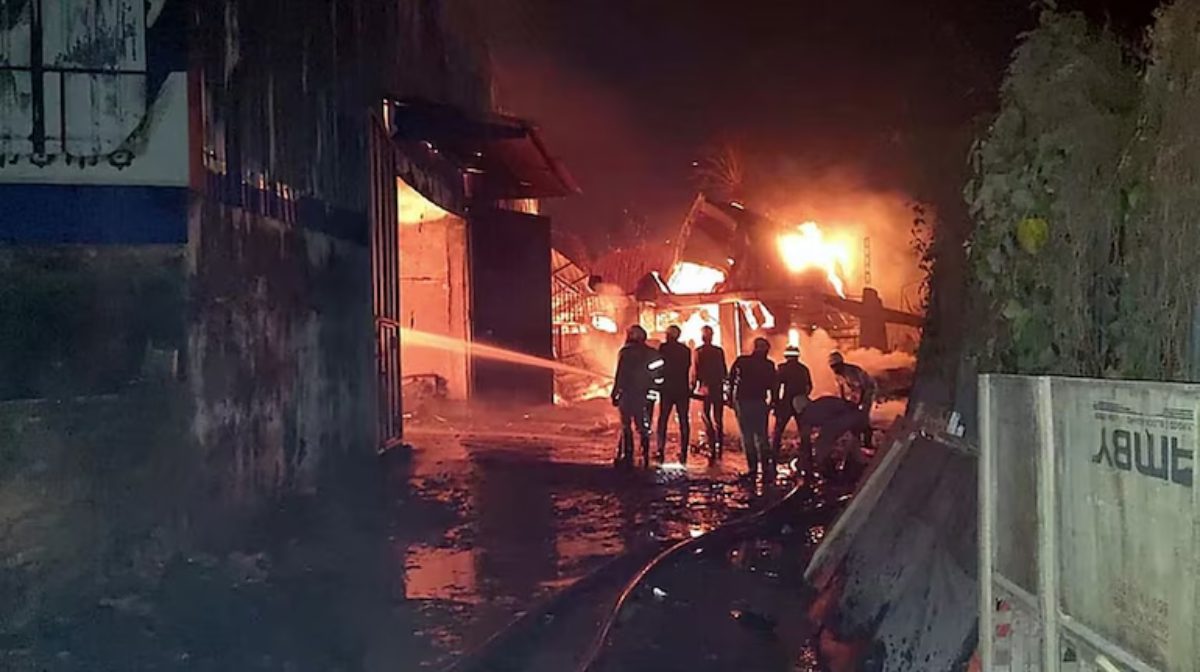पश्चिम बंगाल में आग का तांडव, दो सटे हुए गोदामों में आग लगने से 8 की मौत, कई मजदूर के फंसे होने की आशंका; सात घंटे में 12 दमकल गाड़ियों ने आग बुझाई