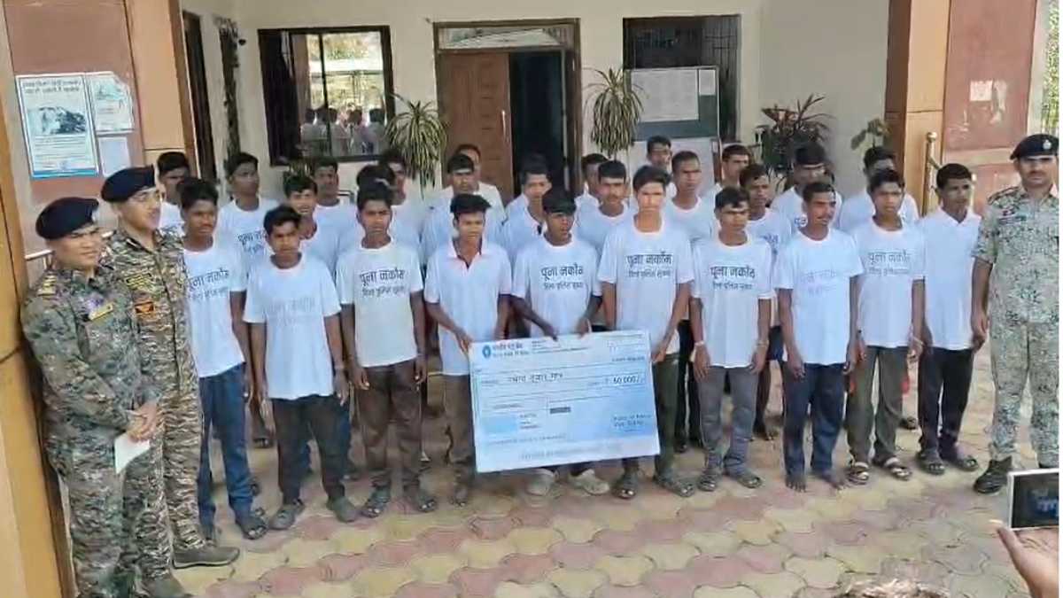 29 नक्सलियों ने किया आत्मसमर्पण, पुनर्वास नीति से प्रभावित होकर छोड़ा हिंसा का रास्ता