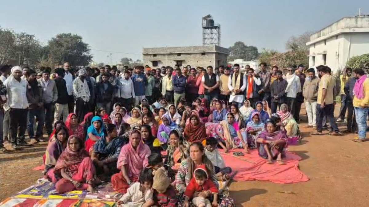 CG NEWS: एनआरडीए ने अतिक्रमण हटाने 4 पीएम आवास समेत 7 घरों को भेजा नोटिस, धरने पर बैठे स्थानीय निवासी