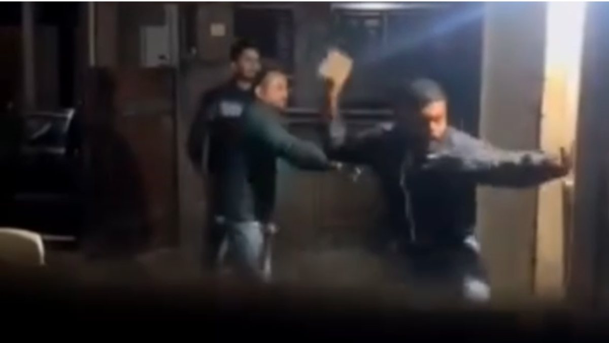 कांग्रेस नेता के घर पर देर रात पथराव, तीन आरोपियों के खिलाफ केस दर्ज कांग्रेस नेता के घर पर देर रात पथराव, तीन आरोपियों के खिलाफ केस दर्ज