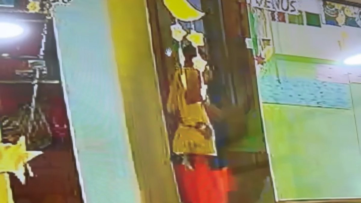 CG NEWS: डे-केयर स्कूल में आया ने 3 साल की मासूम का सर दीवार से भिड़ाया, बच्चों को रखा कमरे में बंद, देखें CCTV फुटेज…