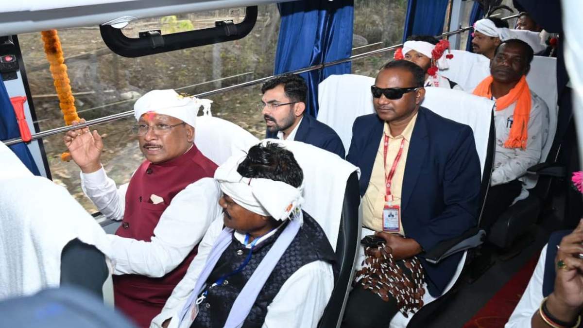 मुख्यमंत्री बस सेवा : सुदूर वनांचलों को मिली कनेक्टिविटी की नई ताकत, सीएम साय ने कुरूसनार से बस में यात्रियों के साथ किया सफर