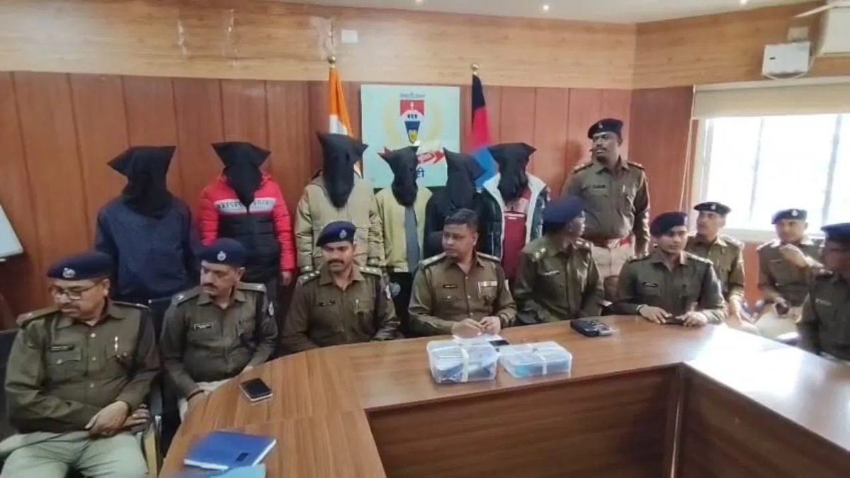झारखंड के पड़हा राजा सोमा मुंडा केस के आरोपियों का बीच सड़क पुलिस ने कराया परेड, मुख्य शूटर स्कूल का पूर्व छात्र निकला