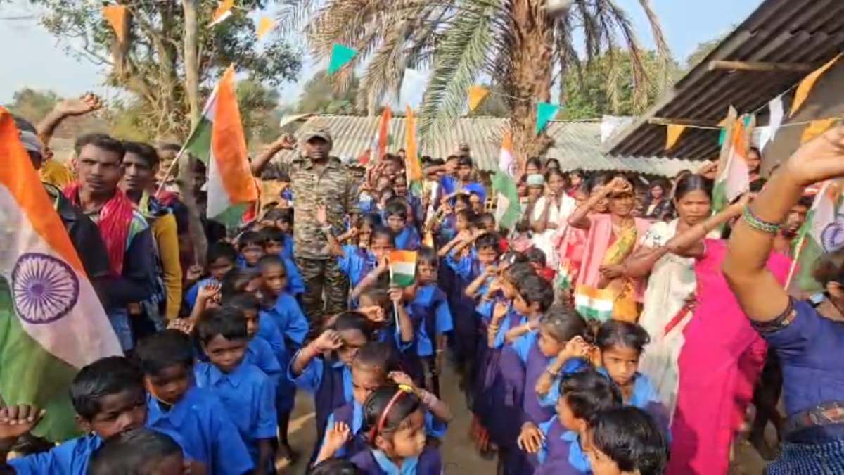 CG News लाल आतंक के गढ़ ‘गोगुंडा’ में पहली बार लहराया ‘तिरंगा’, आजादी के दशकों बाद खत्म हुआ डर का साया, जंगलों में गूंजा ‘जन गण मन’