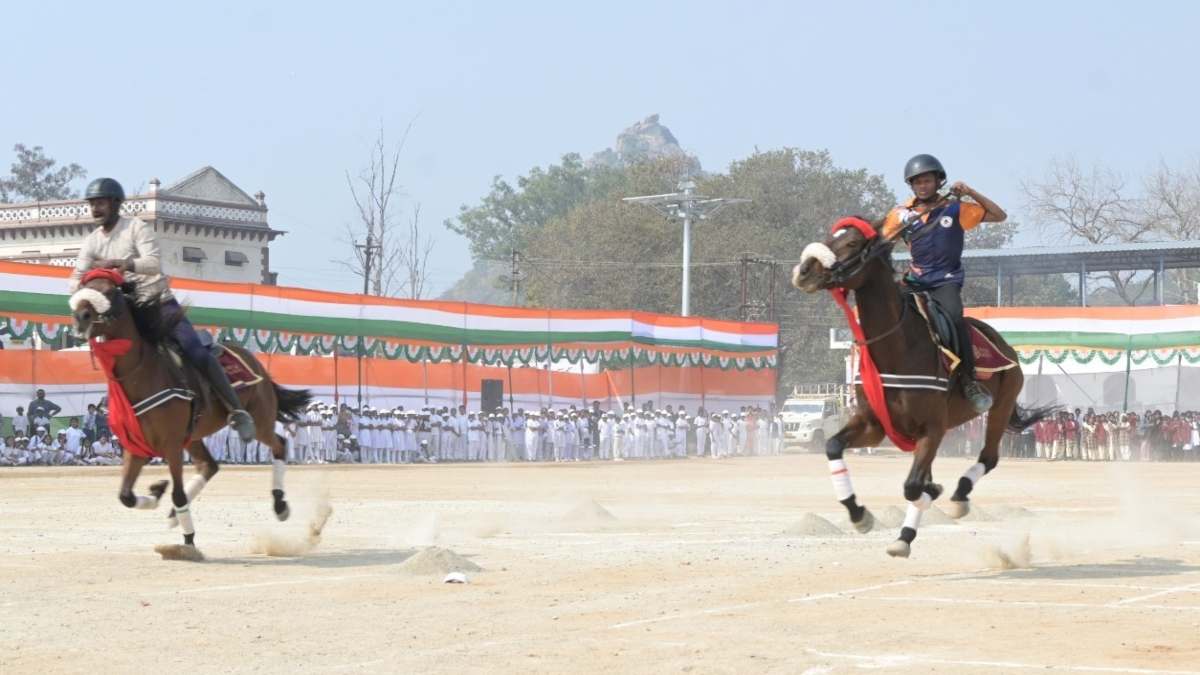 CG NEWS : गणतंत्र दिवस पर पहली बार परेड में उतरे हॉर्स राइडर्स, 6 सरेंडर नक्सलियों ने दिखाए हैरतअंगेज स्टंट…