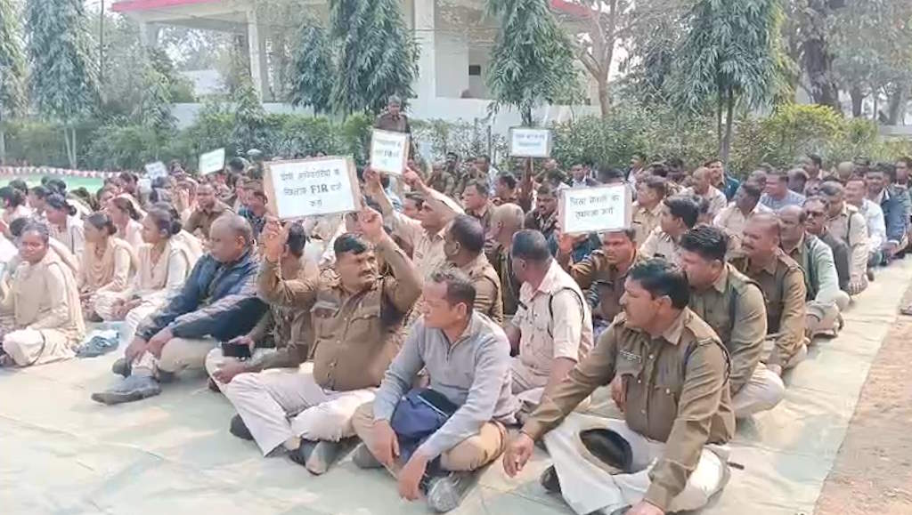 बर्खास्त जवान की बहाली के लिए प्रदर्शन कर रहे नगर सेना के जवान, जिला सेनानी के खिलाफ कार्रवाई की कर रहे हैं मांग…