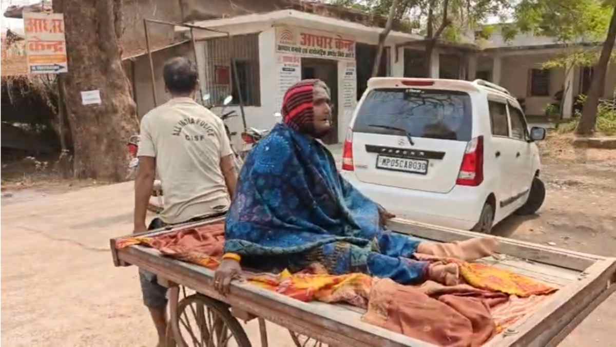 1 साल से अपडेट नहीं हुआ था आधार कार्ड, बुजुर्ग महिला का बंद हुआ राशन-पानी, हाथ ठेले पर लेकर आधार केंद्र पहुंचा हम्माल 