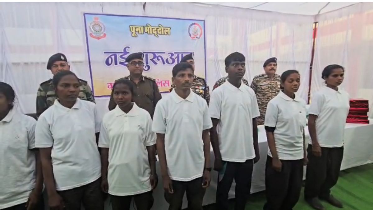 CG Naxalites Surrender : परिवार की भावुक अपील के बाद मुख्यधारा में लौटे माओवादी… DVCM बलदेव और अंजू समेत 9 नक्सलियों ने किया आत्मसमर्पण