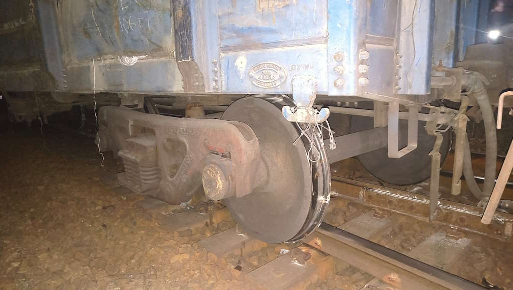 केके रेललाइन पर मालगाड़ी पटरी से उतरी, रेलवे ने देर रात में ही बहाल कर दी व्यवस्था…