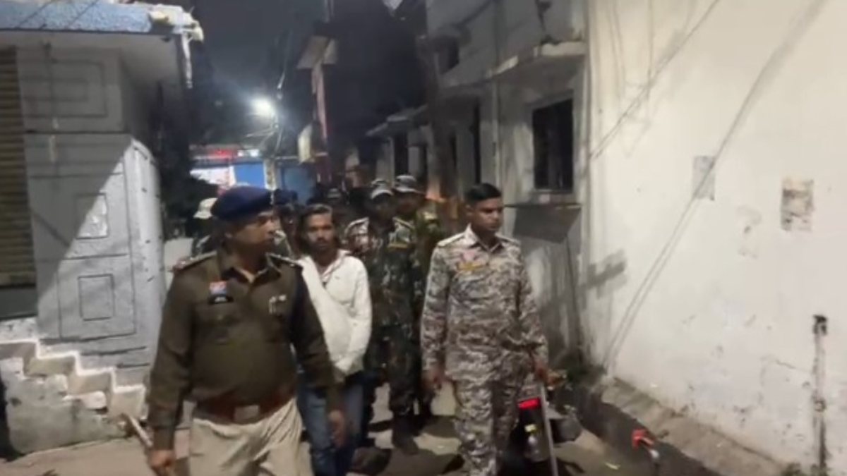 रायपुर में पुलिस का बड़ा एक्शन: बस्तियों से लेकर शराब भट्ठियों तक सघन अभियान, दो फरार वारंटी गिरफ्तार, रात्रि गश्त में 23 संदिग्ध पकड़े गए