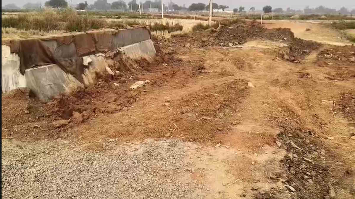 आरंग-घूमराभाठा सड़क की गुणवत्ता पर सवाल, आंखों में धूल झोंककर किया जा रहा है करोड़ों की लागत से काम…