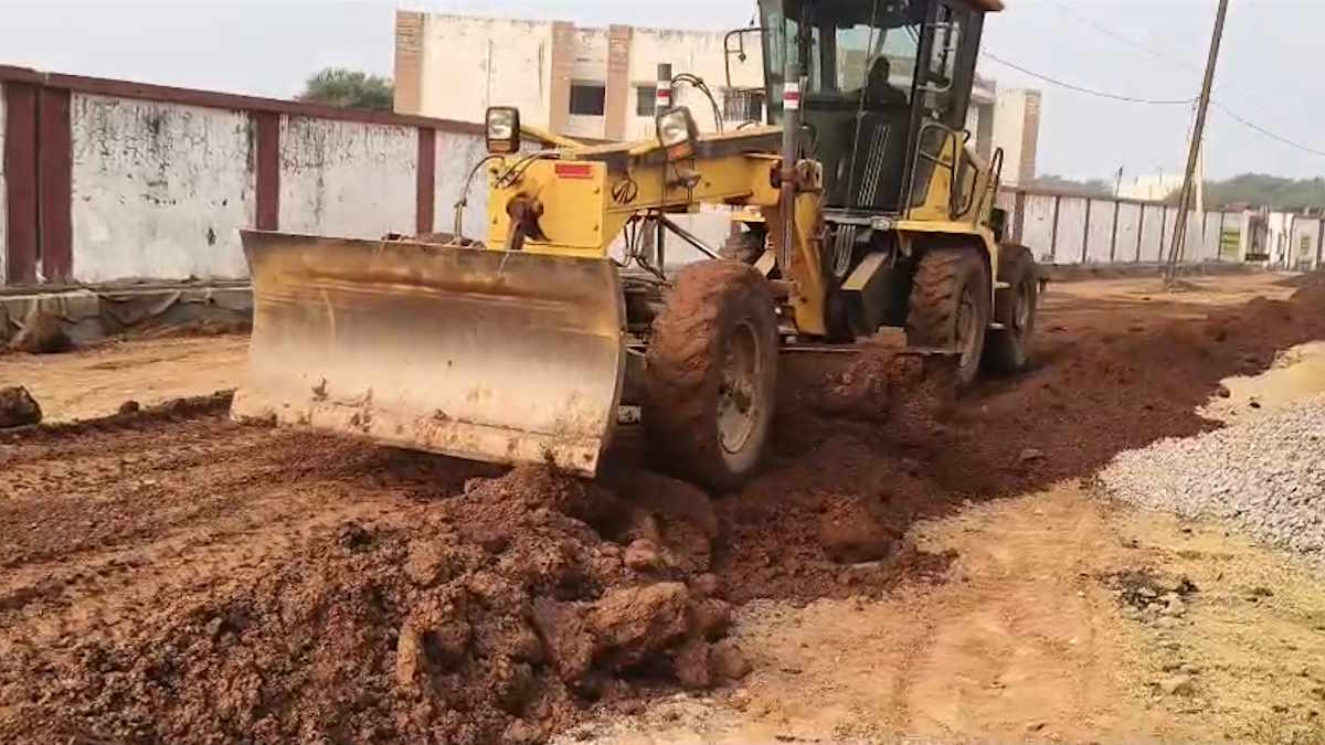 आरंग-घूमराभाठा सड़क की गुणवत्ता पर सवाल, आंखों में धूल झोंककर किया जा रहा है करोड़ों की लागत से काम…