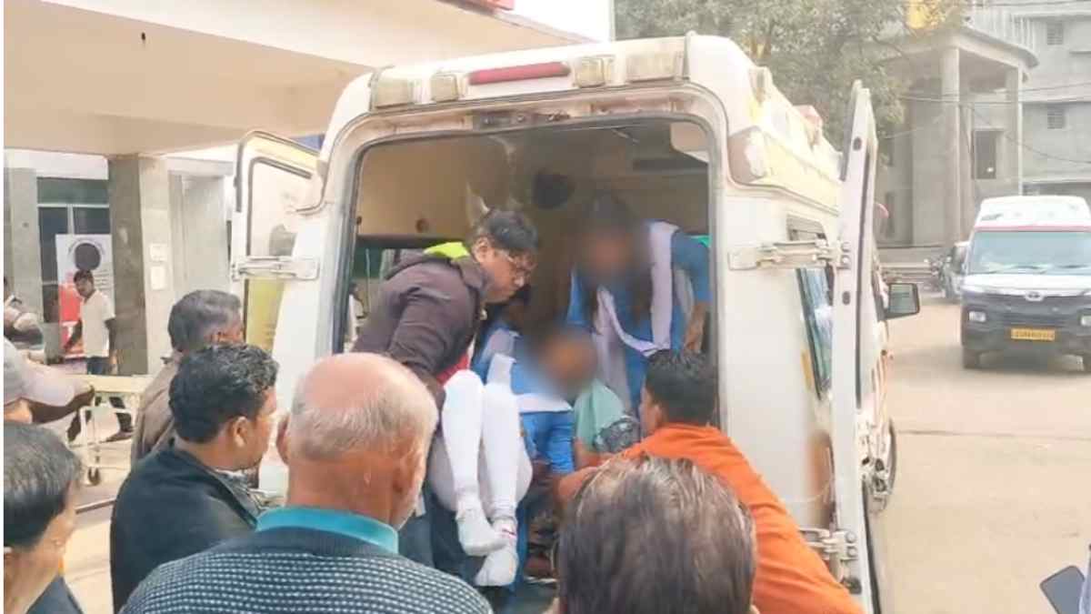 उल्टी-दस्त की शिकायत के बाद दर्जनों छात्र अस्पताल में भर्ती, परिजनों का आरोप- बूंदी खाने के बाद बिगड़ी तबीयत