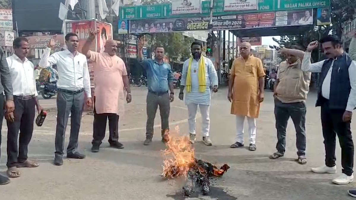 गंगा स्नान से स्वामी अविमुक्तेश्वरानंद सरस्वती को रोके जाने पर भड़के भक्त, मुख्यमंत्री योगी का पुतला दहन कर जताई नाराजगी