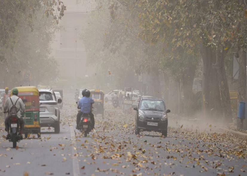 Delhi Weather: दिल्ली-NCR में बारिश और आंधी का येलो अलर्ट, 40 किमी/घंटा की रफ्तार से चलेंगी हवाएं