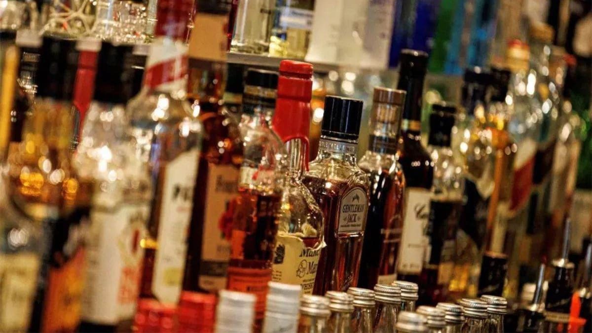 ​किशनगंज में फिल्मी स्टाइल में पीछा कर पकड़ी गई 2 लाख की विदेशी शराब, उत्पाद विभाग को देख ड्राइवर ने दौड़ाई कार, पीछा करने पर गाड़ी छोड़ हुआ फरार