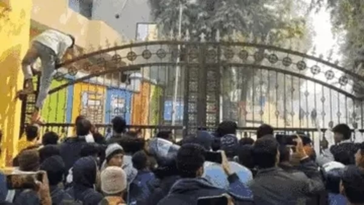 बिहार बोर्ड इंटर परीक्षा शुरू: हथकड़ी में कैदी पहुंचा सेंटर, हिजाब हटवाने और लेट एंट्री पर हंगामा