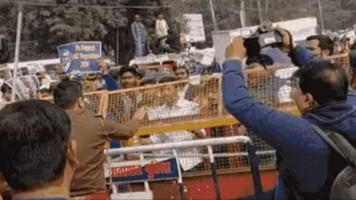 कफन बांधकर निकले छात्र, UGC के नए नियम लागू करने की मांग पर पटना में हंगामा