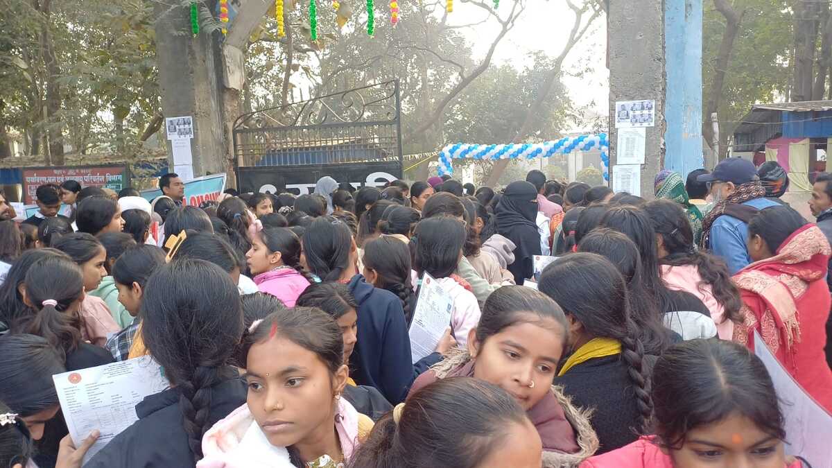 35 केंद्रों पर इंटर वार्षिक परीक्षा 2026 शुरू, दो छात्राओं को देर से पहुंचने पर नहीं मिली एंट्री