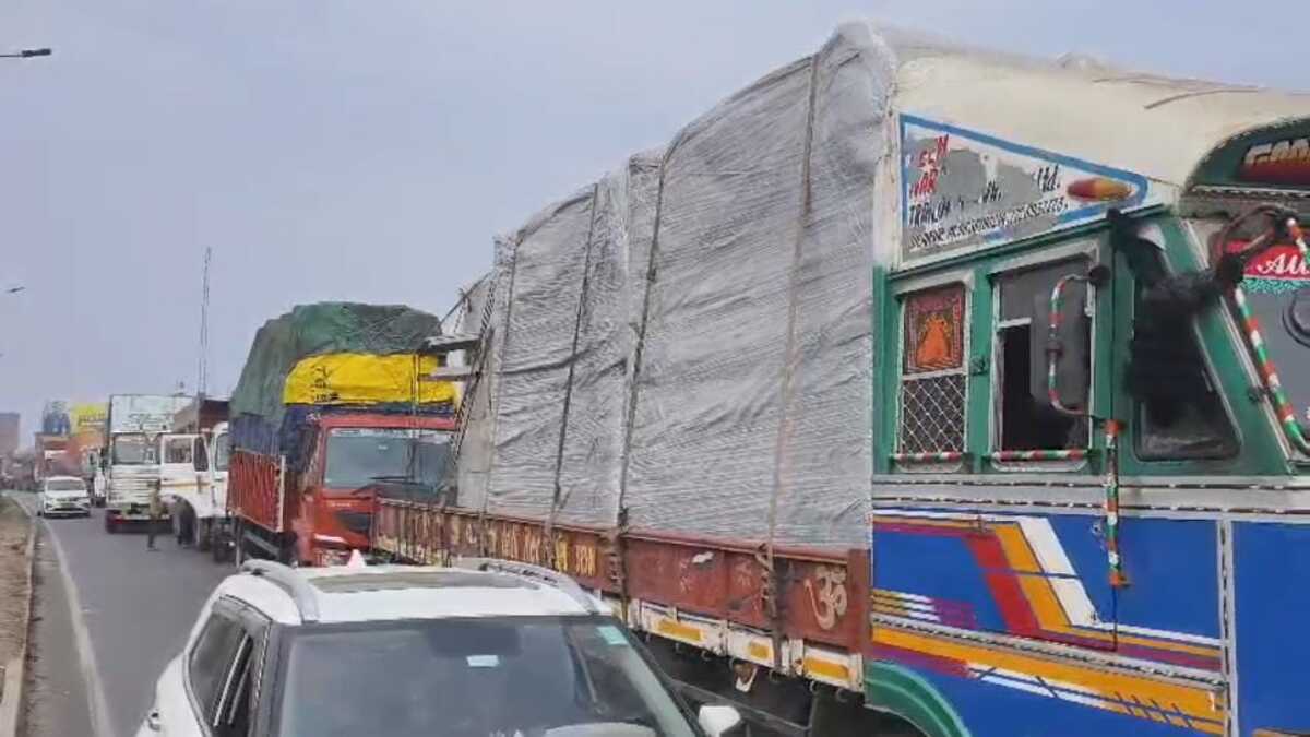 दिल्ली-कोलकाता हाईवे पर भीषण जाम, 10 किमी तक थमे पहिए, वाहन चालक भूखे-प्यासे बेहाल