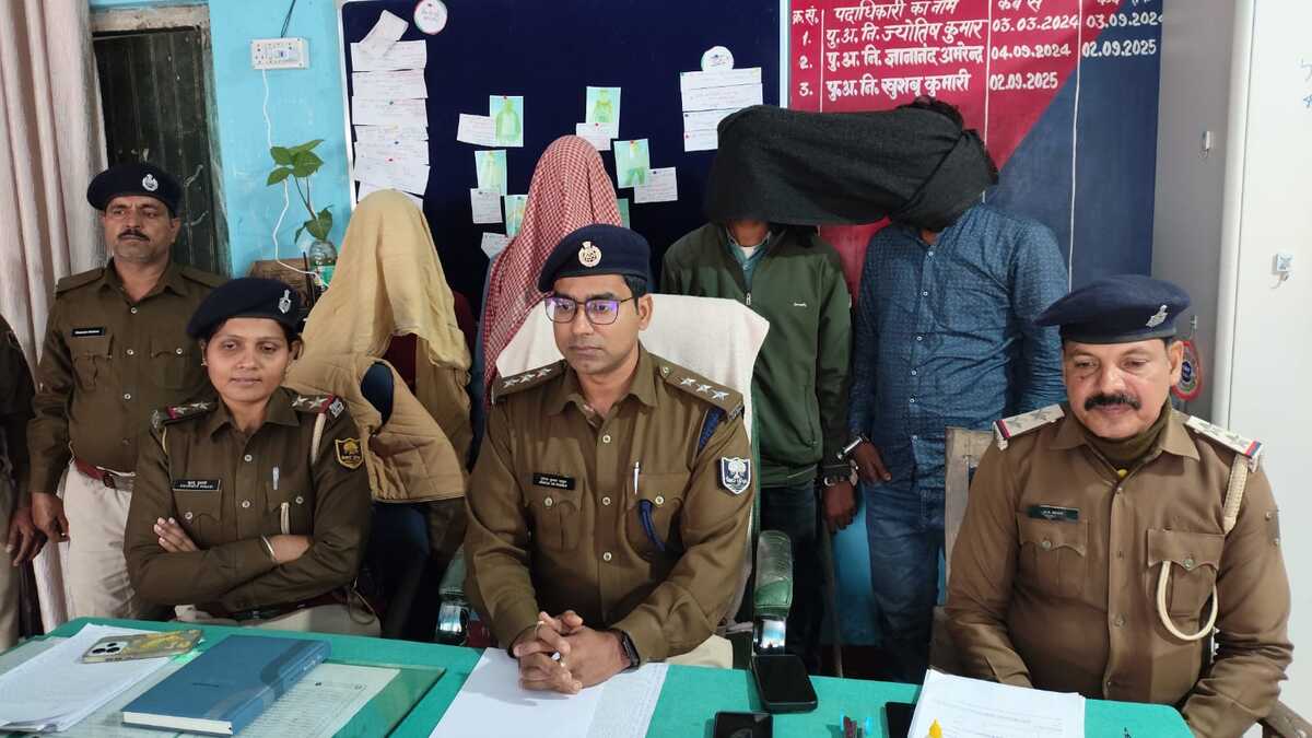 बनमा ईटहरी पुलिस का एक्शन, 107.3 लीटर प्रतिबंधित कफ सिरप बरामद, चार आरोपी गिरफ्तार