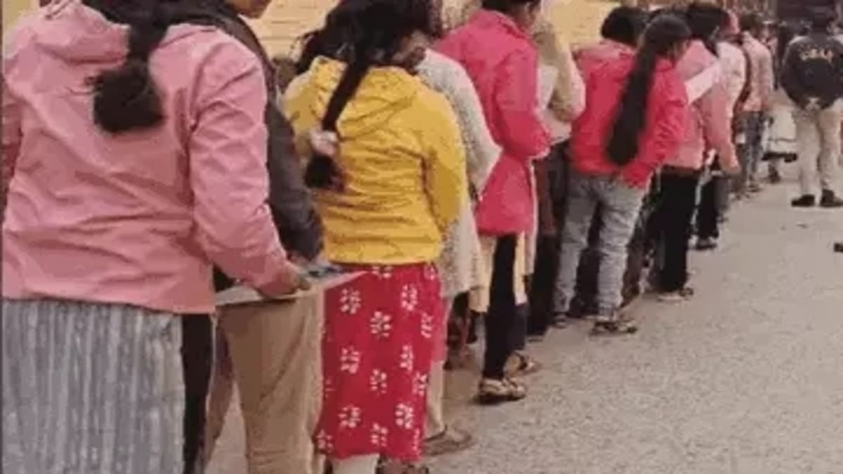 सख्ती के बीच इंटर परीक्षा का दूसरा दिन, कई जगह उतरे जूते-बेल्ट, छात्र की जींस से मिली चिट