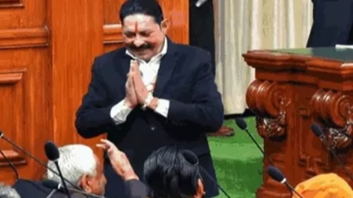 एंबुलेंस से विधानसभा पहुंचे अनंत सिंह, बिना पढ़े ली शपथ, CM नीतीश कुमार के पैर छूकर बटोरी सुर्खियां