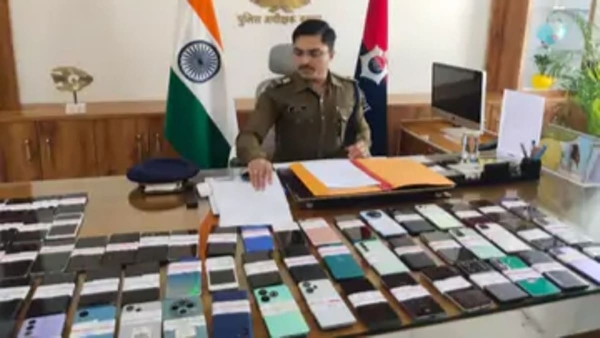 बक्सर पुलिस का ऑपरेशन मुस्कान, 15 लाख के 73 मोबाइल उनके मालिकों को लौटाए