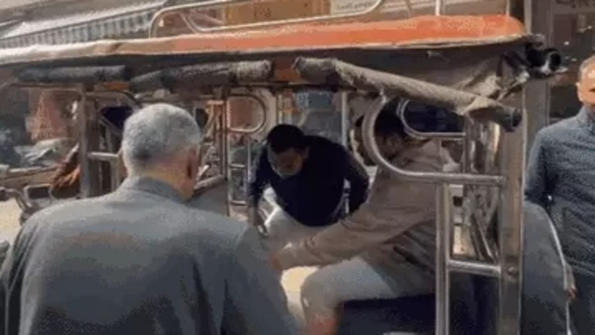 10 रुपये के ई-रिक्शे में दिखे CM के बेटे निशांत, वृंदावन में बिना VIP तामझाम के किया भ्रमण