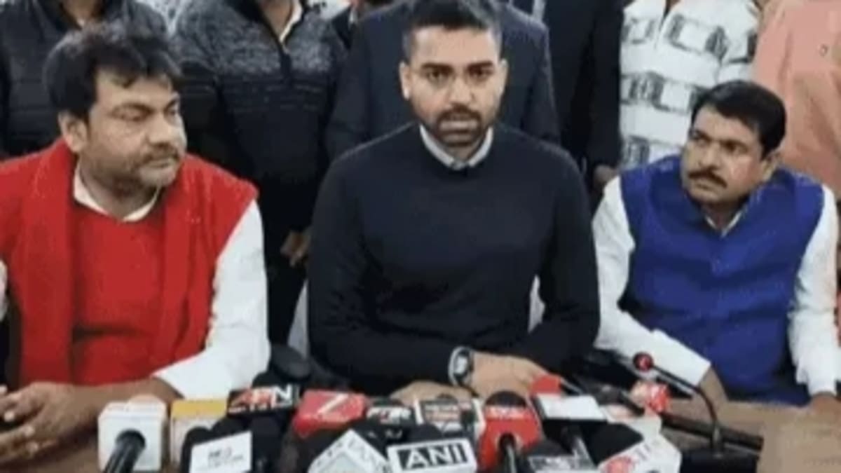 भागलपुर में पंचायत योजनाओं को लेकर मंत्री दीपक प्रकाश की सख्त चेतावनी, बोले- लापरवाही नहीं होगी बर्दाश्त, विपक्ष पर भी साधा निशाना