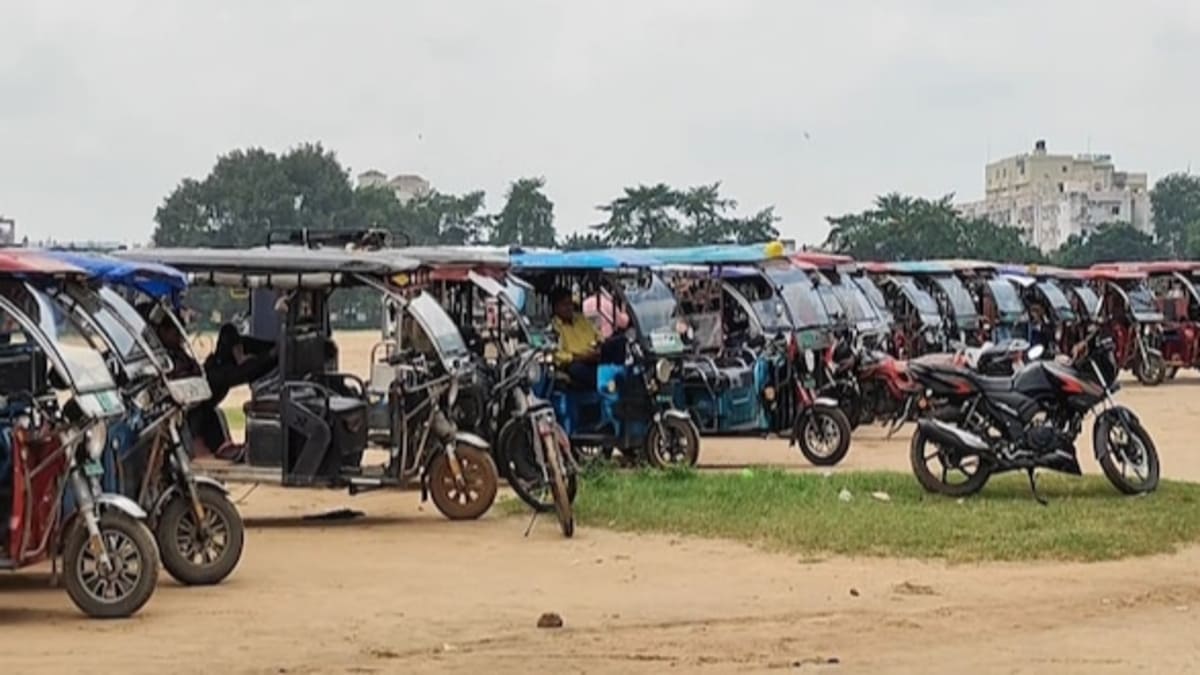 ई-रिक्शा चालकों की हड़ताल तीसरे दिन भी जारी, मोकामा में यातायात ठप, यात्रियों को हो रही परेशानी