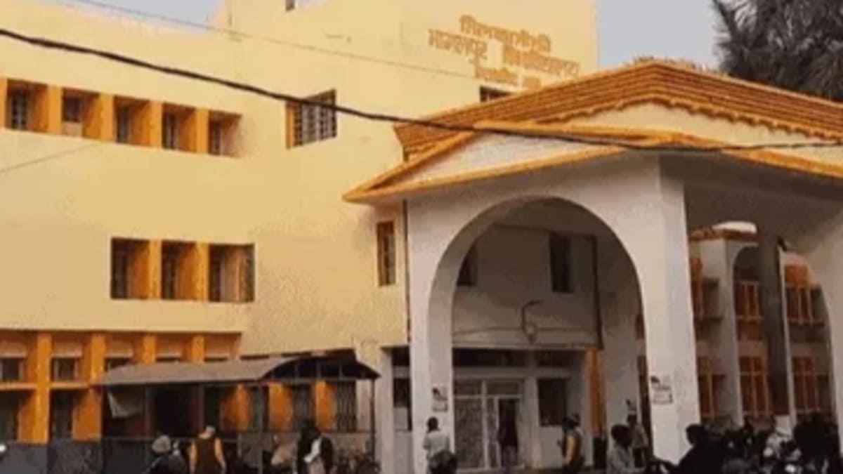 UGC के नए नियम लागू करने का आदेश कुलसचिव को पड़ा भारी, कुलपति ने थमाया शो-कॉज नोटिस, छात्रों की शिकायत के बाद कमेटी गठित करने की कही बात