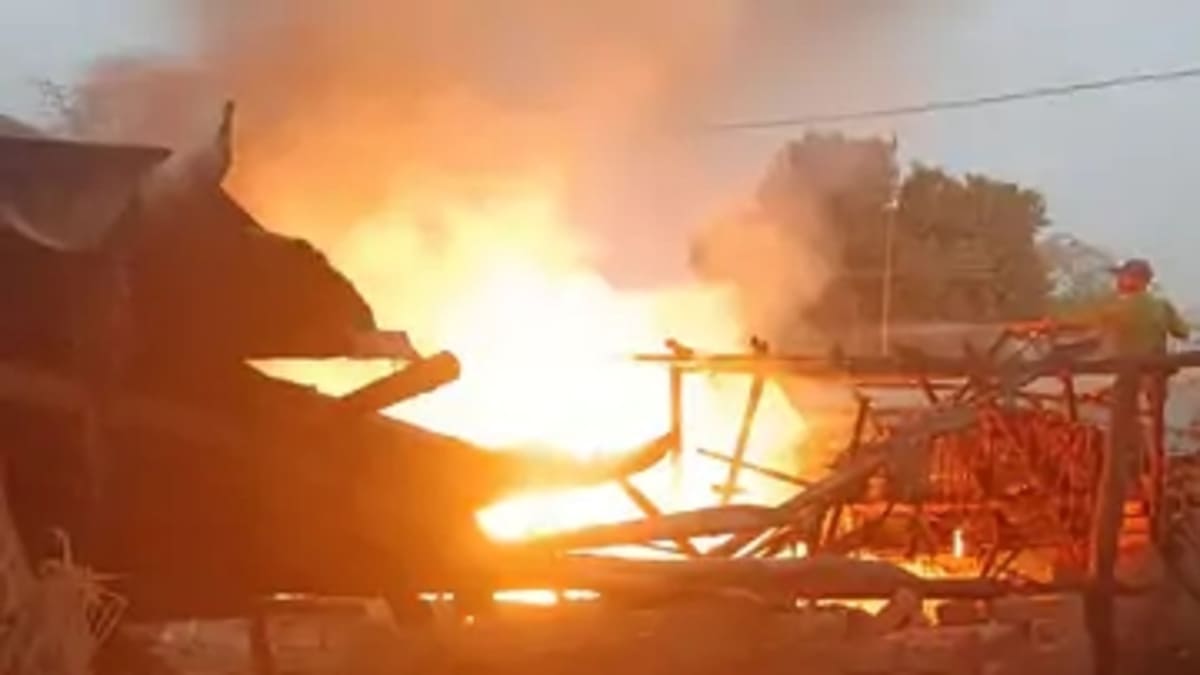 भागलपुर में गैस सिलेंडर से लगी आग, दो घर राख, युवक की वजह से बड़ा हादसा टला