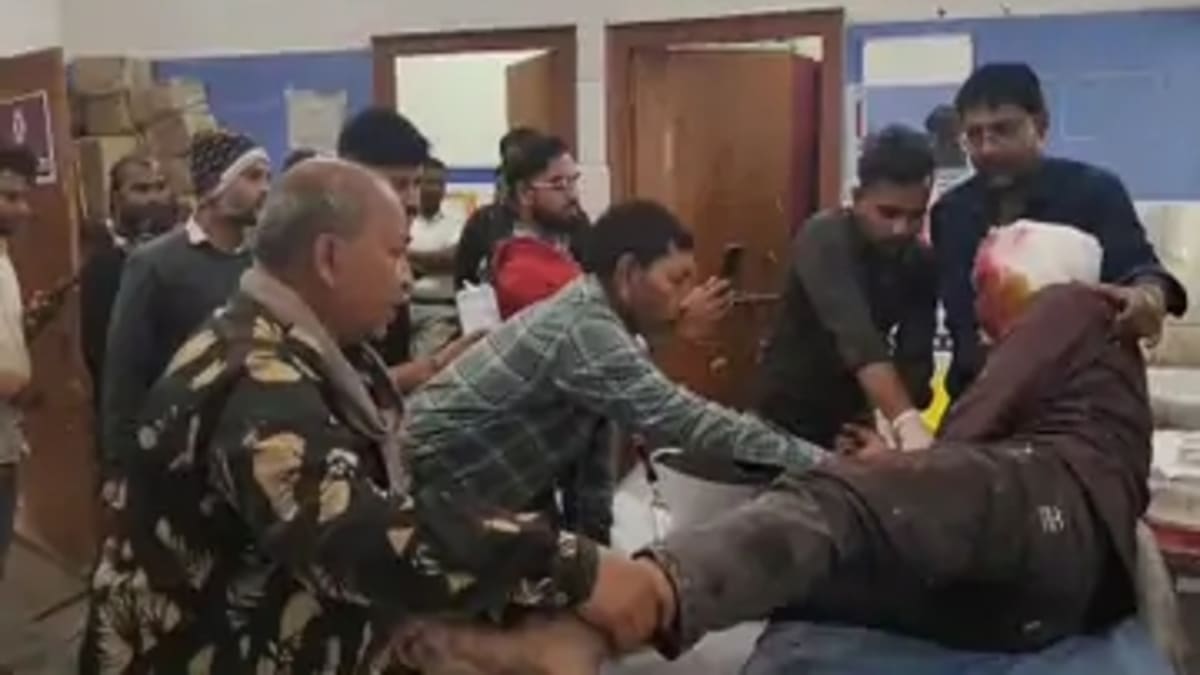 औरंगाबाद में तेज रफ्तार वाहन ने बाइक को मारी टक्कर, दो युवक गंभीर रूप से घायल, ड्राइवर फरार