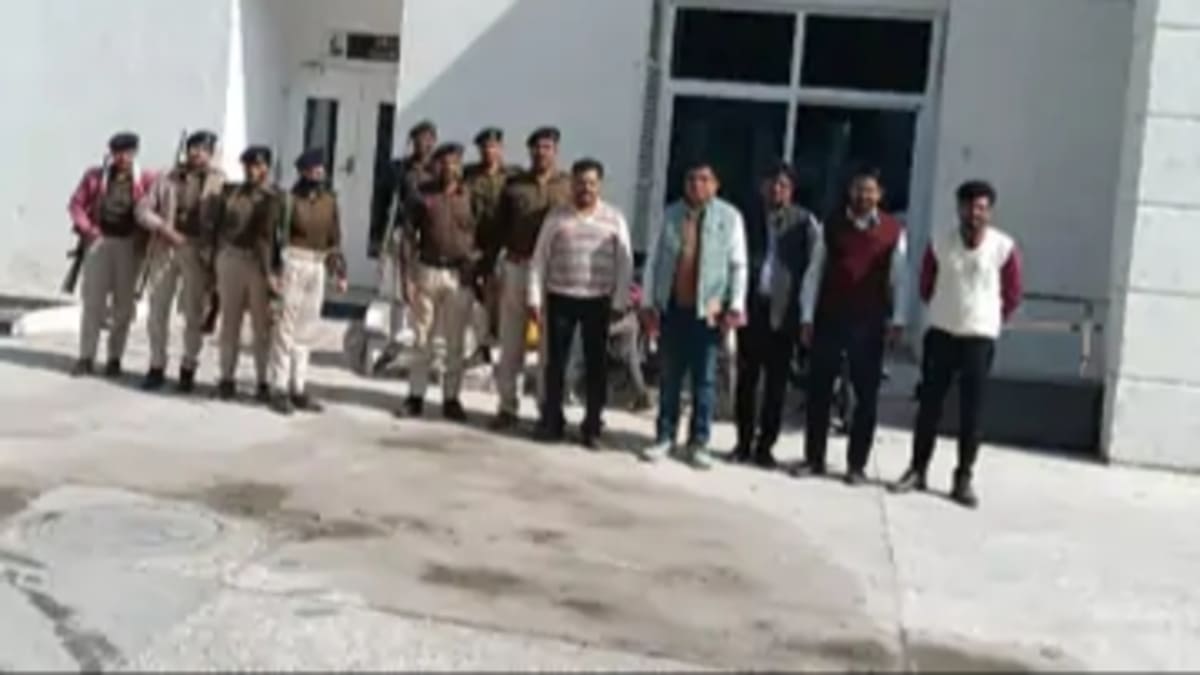 पीएमसीएच में दलाल रंगे हाथ गिरफ्तार, महिला कर्मी बर्खास्त, जिला प्रशासन की फ्लाइंग स्क्वायड की औचक छापेमारी