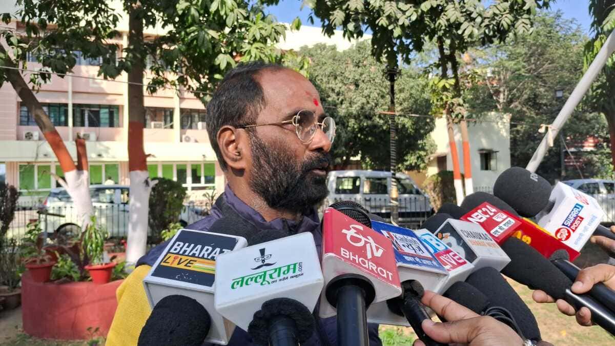 बिहारियों के अपमान पर भड़के संजय मयूख, बोले- उत्तर भारतीयों पर टिप्पणी बर्दाश्त नहीं, सदन में लाया निंदा प्रस्ताव