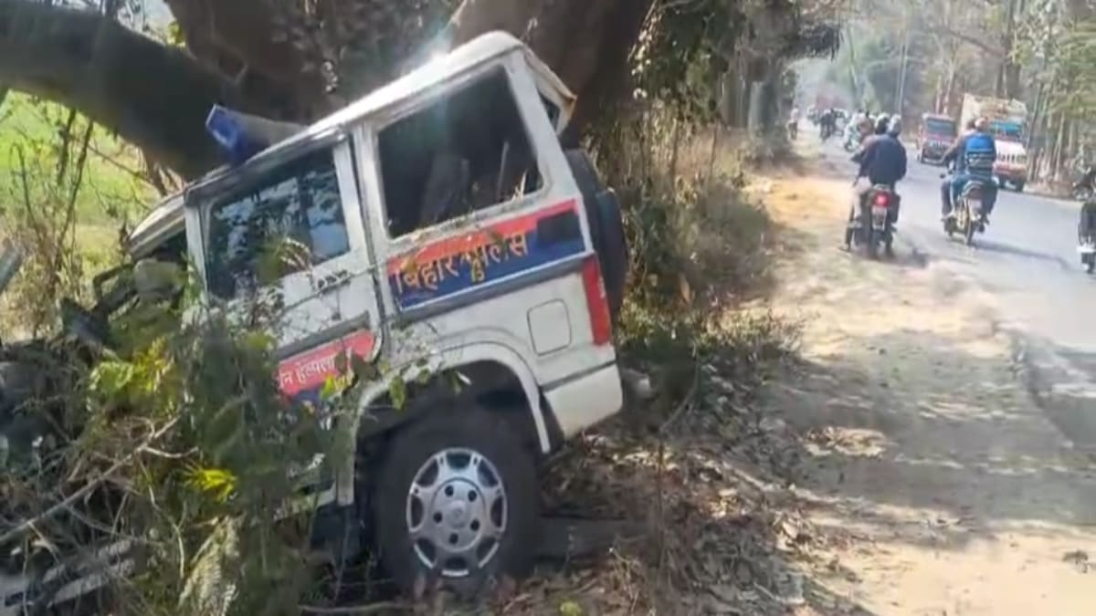 वैशाली में डायल 112 की पुलिस गाड़ी दुर्घटनाग्रस्त, होमगार्ड जवान गंभीर