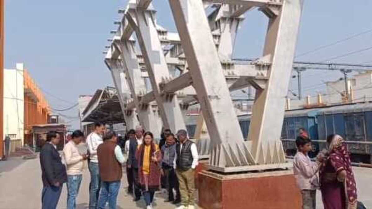 सहरसा रेलवे स्टेशन का डीआरएम ने किया औचक निरीक्षण, यात्रियों की सुविधा और सुरक्षा को लेकर की अधिकारियों से चर्चा