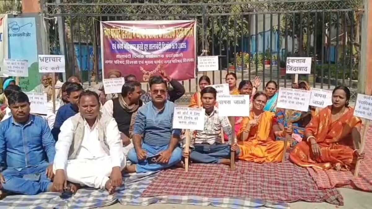 लंबित मांगों को लेकर राजस्व कर्मचारियों का धरना, अनिश्चितकालीन हड़ताल की चेतावनी