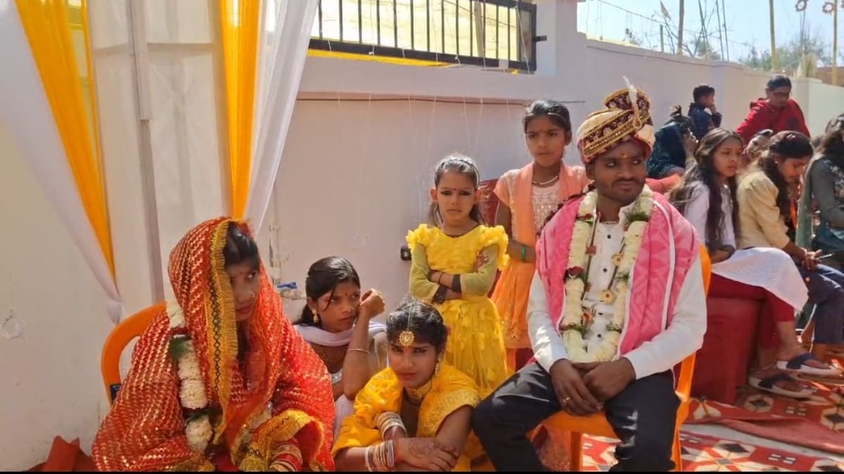 गायक जोड़ी ने पेश की अनोखी मिसाल, राजा की शादी से पहले कराया 11 कन्याओं का विवाह 