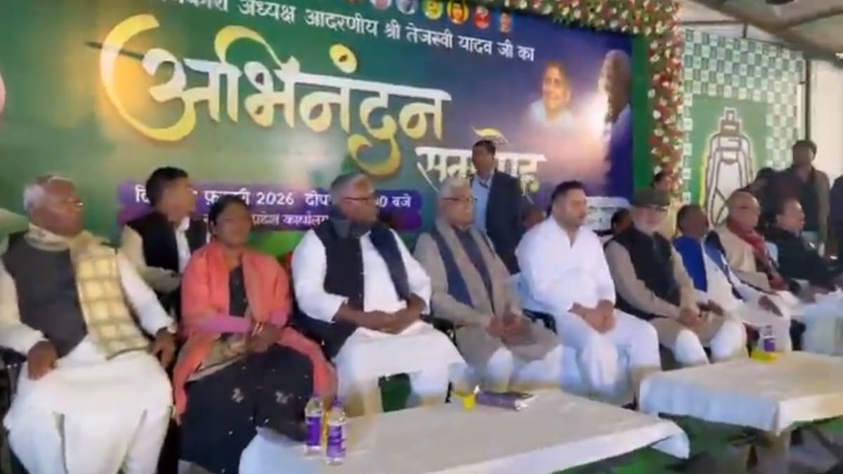 ​कार्यकारी राष्ट्रीय अध्यक्ष बनने के बाद पहली बार RJD दफ्तर पहुंचे तेजस्वी, ढोल-नगाड़ों और फूलों से हुआ भव्य स्वागत