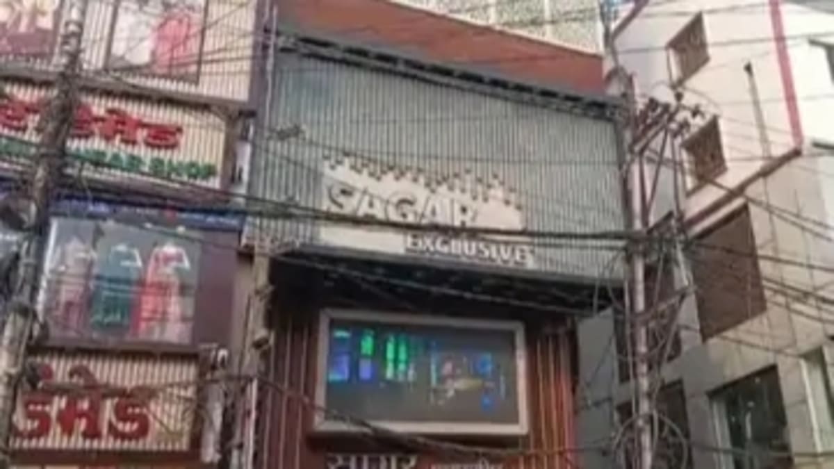 ​मुजफ्फरपुर के सागर रेडीमेड में सेल्स टैक्स का बड़ा छापा, करोड़ों के स्टॉक में हेराफेरी की आशंका, बाजार में मचा हड़कंप