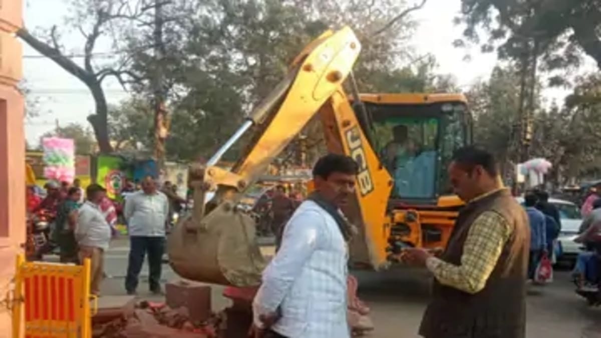 बक्सर के रामरेखा घाट पर चला प्रशासन का बुलडोजर, अतिक्रमण मुक्त हुआ आस्था का मार्ग