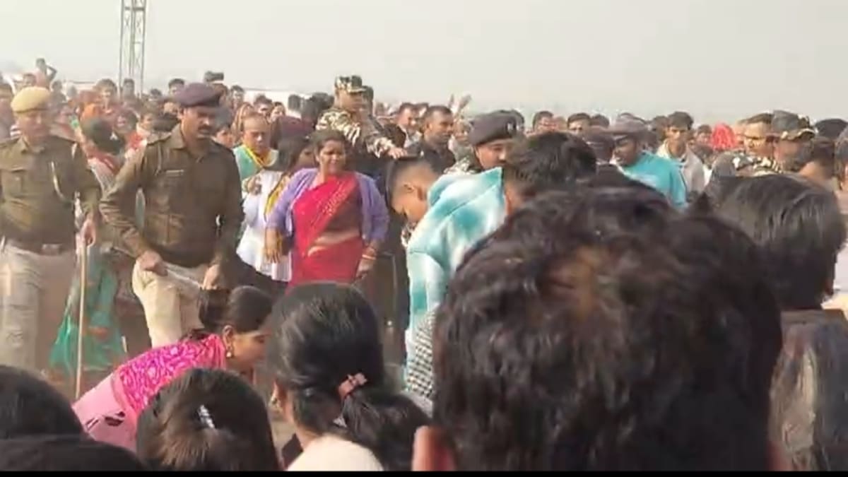 रक्सौल में अनिरुद्धाचार्य की कथा में भगदड़, भीड़ बेकाबू होने पर पुलिस ने बरसाई लाठियां