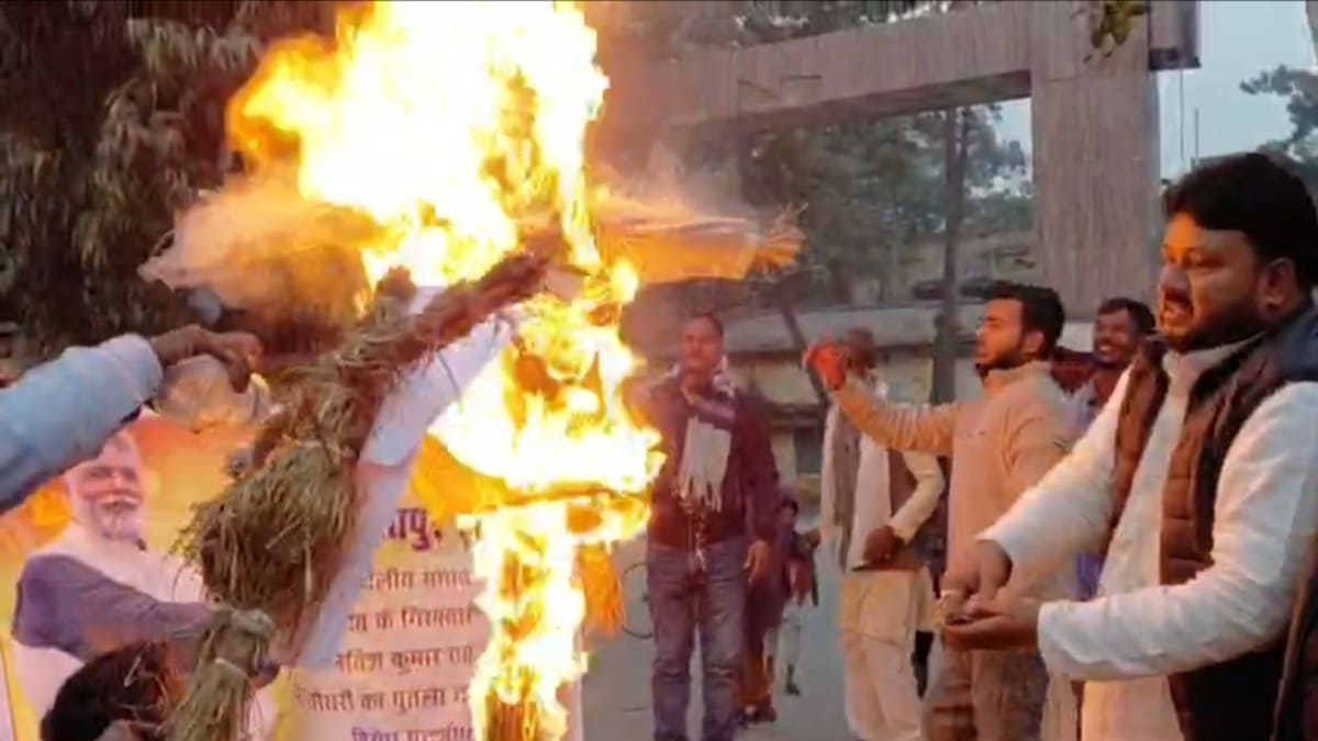 पप्पू यादव की गिरफ्तारी पर सुपौल में फूटा गुस्सा, मशाल जुलूस निकाल फूंका सीएम का पुतला