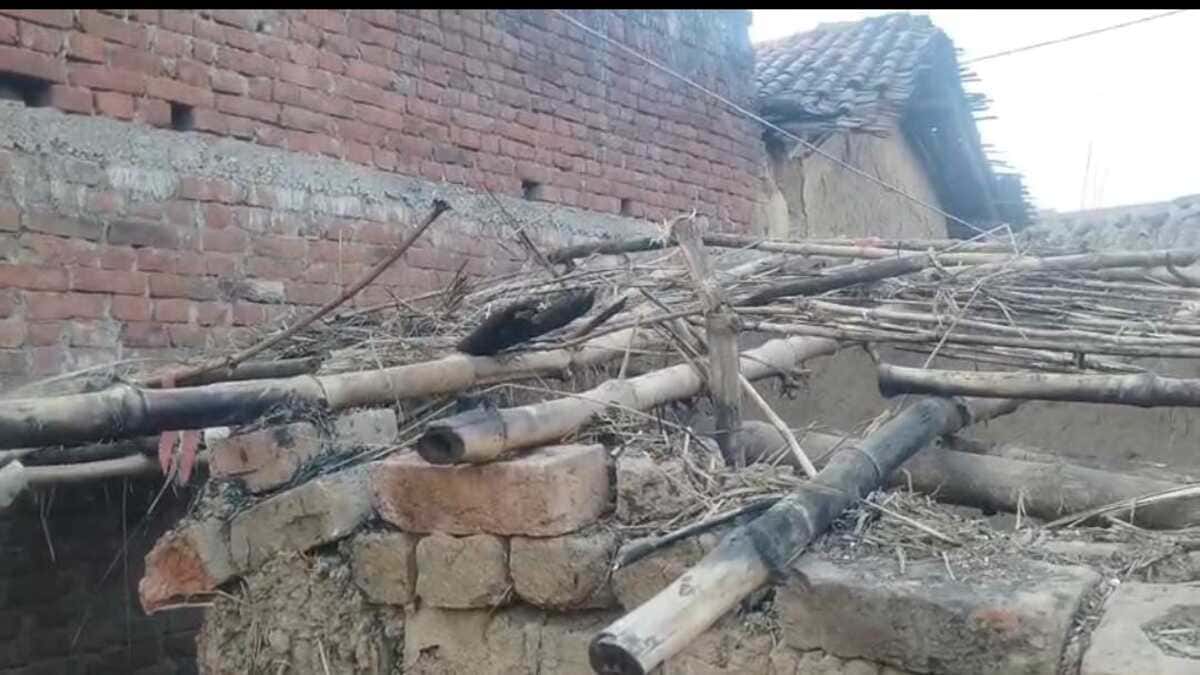 अहराव में पहेली बनी सिलसिलेवार आगजनी, एक ही मोहल्ले में बार-बार लग रही आग, पीड़ितों से मिले अधिकारी,जल्द तैनात होंगे पुलिस बल और लगेगा सीसीटीवी कैमरा