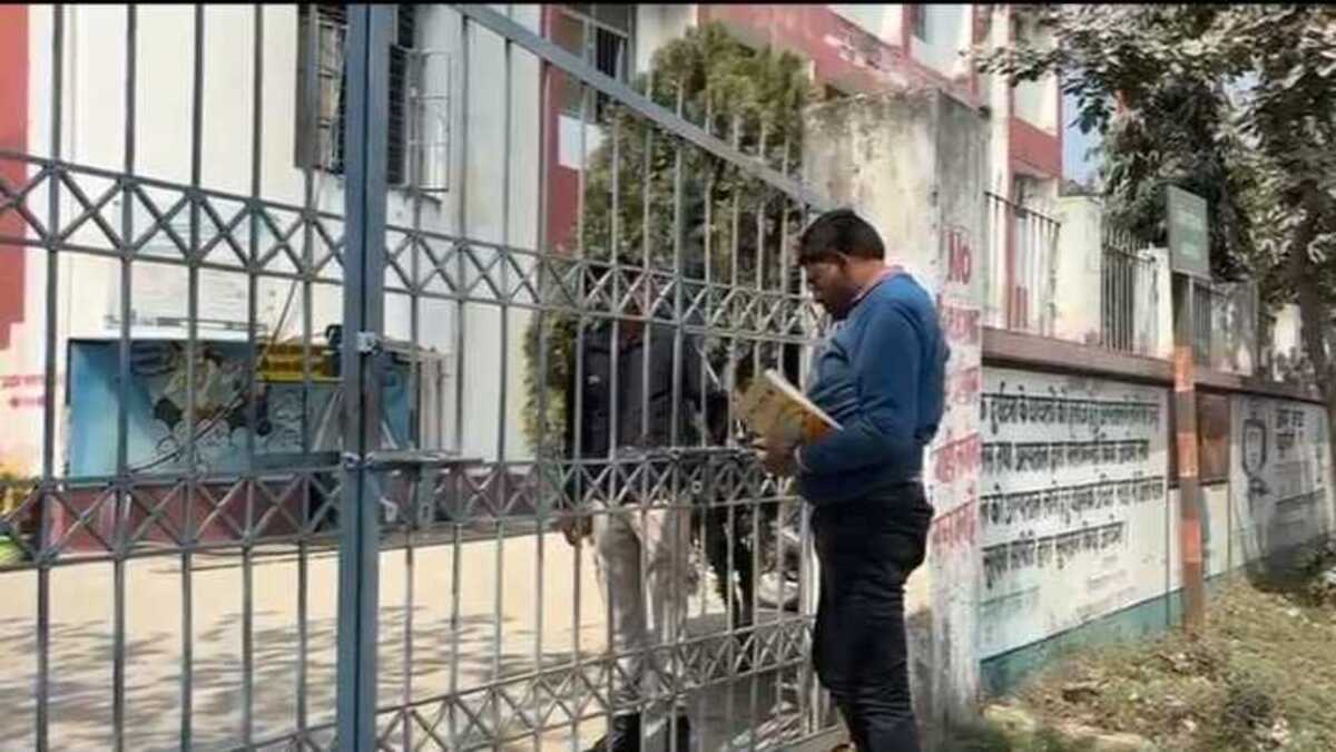 हाजीपुर परिवहन कार्यालय में बड़ी कार्रवाई, डीएम के तेवर देख दफ्तर छोड़ भागे एमवीआई और एडीटीओ