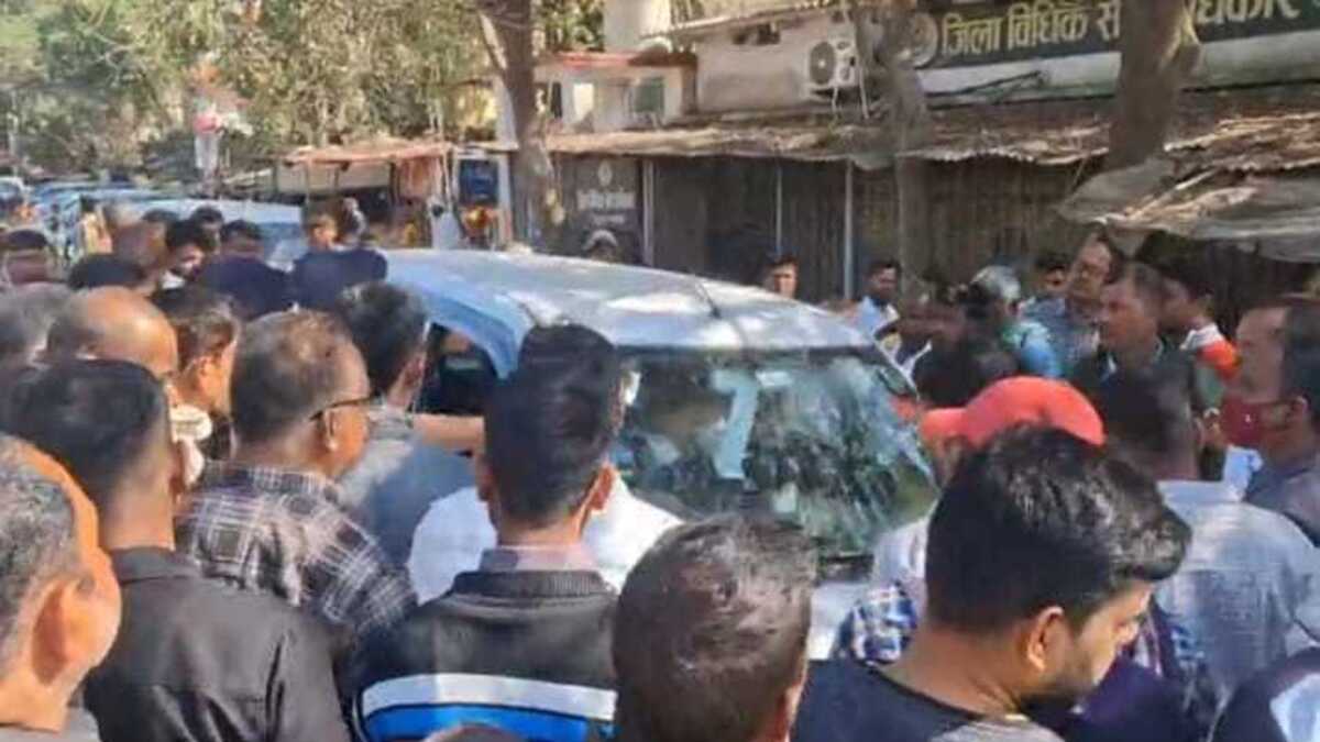 जिला व्यवहार न्यायालय के समक्ष बीच सड़क पर हाई वोल्टेज ड्रामा, पैसे को लेकर वकील और मुव्किल आमने-सामने, मौके पर पहुंची पुलिस