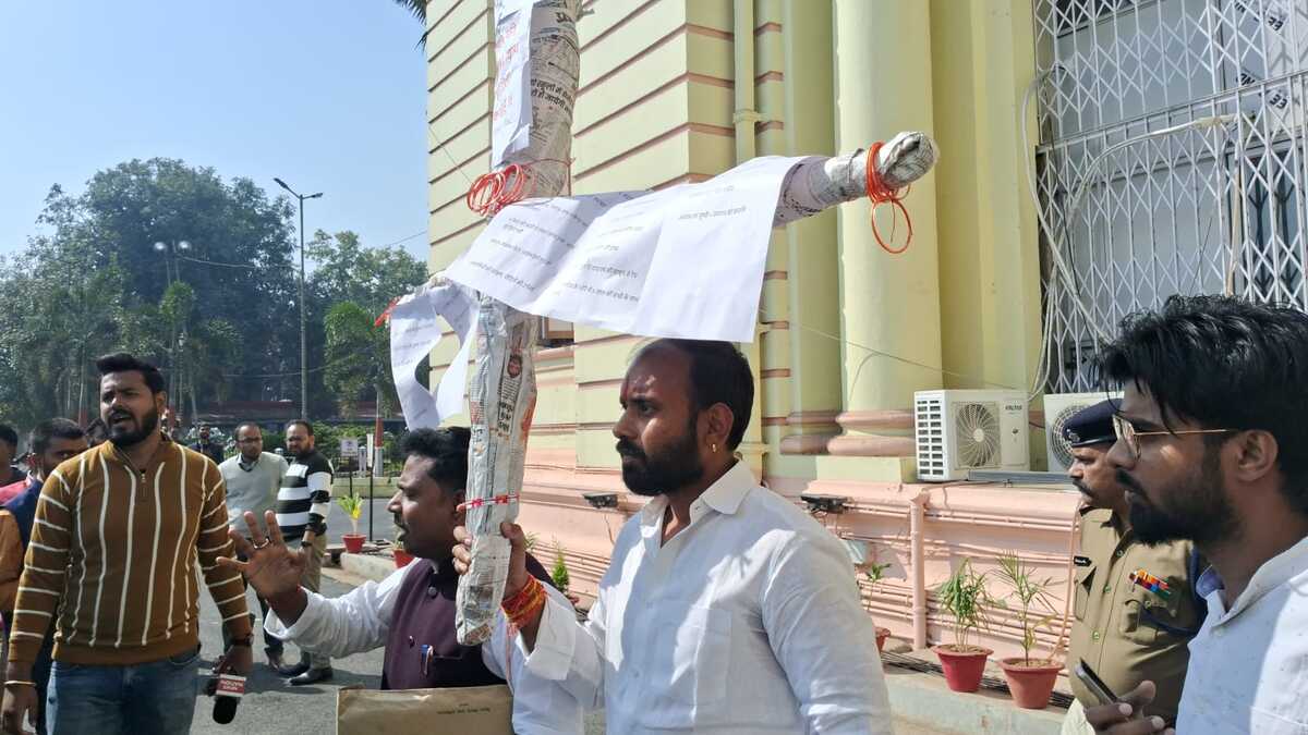 ​बिहार विधानसभा सदन में पुतला लेकर पहुंचे कांग्रेस विधायक, नीतीश-राबड़ी की नोकझोंक पर सियासत तेज