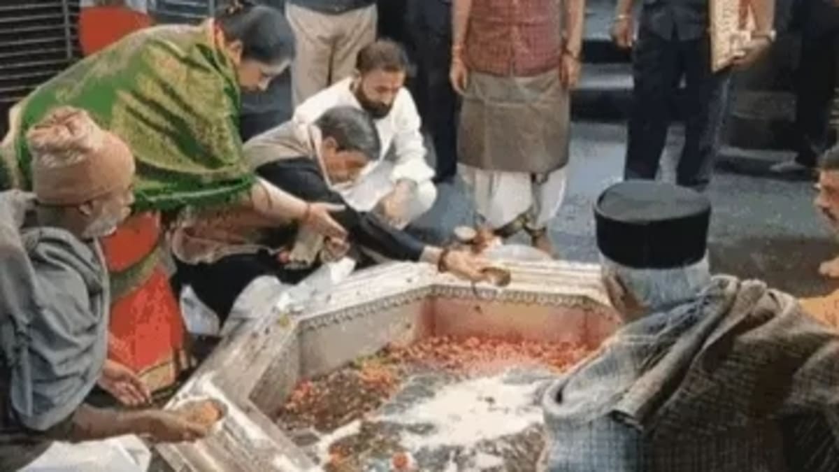 ​गयाजी पहुंचे तमिलनाडु के राज्यपाल, विष्णुपद मंदिर में तीन कुलों का किया पिंडदान